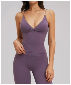Détail d'un ensemble de yoga violet avec haut à col en V torsadé et leggings taille haute