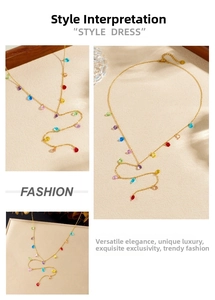 Vue détaillée du collier chaîne dorée avec pendentifs en forme de gouttes colorées