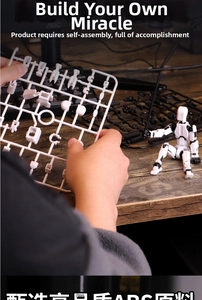 Hände beim Zusammenbau der weißen ABS 3D-gedruckten Dummy13 Actionfigur mit Gelenken
