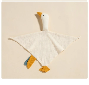 Vue détaillée du doudou cygne en mousseline de coton blanc doux pour nouveau-nés