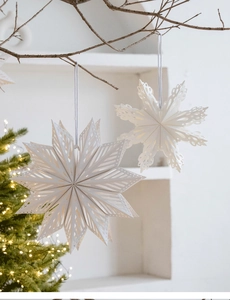 Vue détaillée de flocons de neige 3D en papier blanc avec découpe laser accrochés à une branche