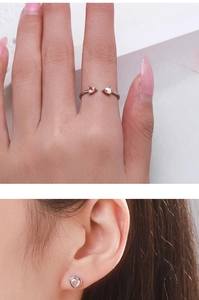 Dettaglio dell'anello a cuore in argento S925 e orecchini coordinati indossati