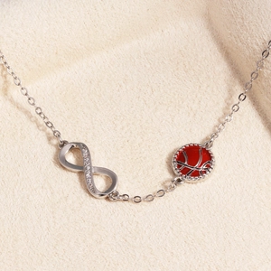 Detailaufnahme von 14k Gold Unendlichkeitsarmband mit Zirkonia und Basketball Anhänger