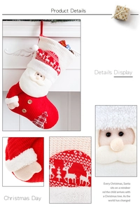 Weihnachtsstrumpf Detailansicht, Weihnachtsmann Puppe und Rentiermuster, Geschenktüte Nahaufnahme.