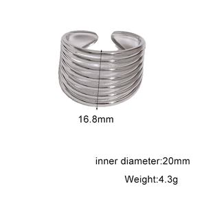 Détail d'une bague large argentée à couches avec dimensions de 16,8mm de haut et 20mm de diamètre