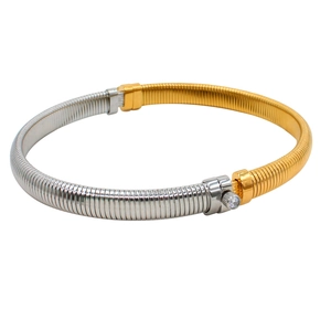 Détail du bracelet bicolore or et argent avec une pierre précieuse transparente