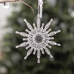 Ornamento natalizio a forma di fiocco di neve in acrilico trasparente appeso all'albero