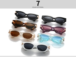Dettaglio occhiali da sole cat eye con sette colori e accenti triangolari in metallo
