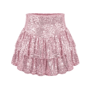 Detalle de falda de lentejuelas rosa con cintura elástica y texturas reflectantes