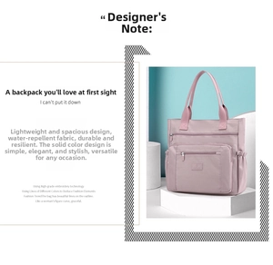 Détail d'un sac cabas en nylon imperméable avec poches spacieuses et poignées en toile robuste
