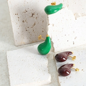 Chic retro teardrop earrings in green and burgundy enamel with gold-plated finish