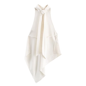 Détail du haut en satin blanc avec lien au cou et texture élégante du col bénitier