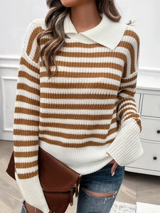 Details des braun-weiß gestreiften Strickpullovers mit weißem Kragen und Manschetten