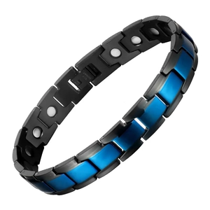 Detailansicht eines schwarz-blauen Magnetarmbands aus Edelstahl für Herren mit Magneten
