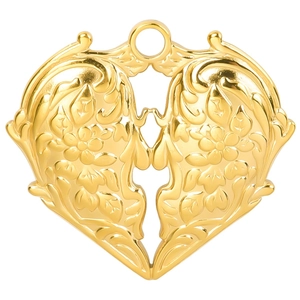 Détail du pendentif cœur doré ajouré avec textures florales et silhouettes ciselées