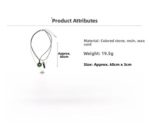 Détail du collier multicouche avec pierre colorée, pendentif en résine et cordon ciré