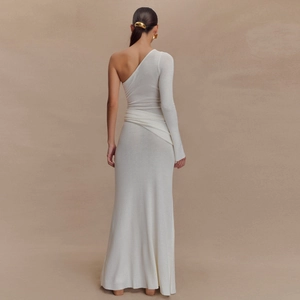 Détail du dos d'une robe longue blanche en maille à une épaule avec un ourlet au sol