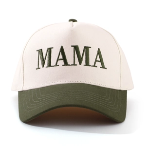 Dettaglio del ricamo MAMA sulla visiera del cappellino bicolore in tela di cotone