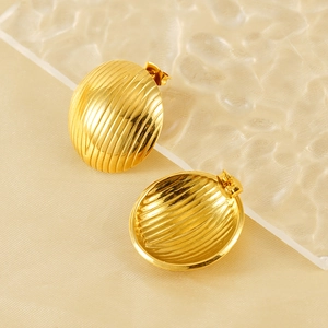 Boucles d'oreilles dôme nervurées en acier inoxydable plaqué or 18 carats