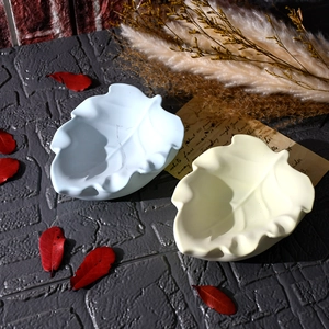 Détail macro de plateaux en céramique en forme de feuille avec nervures et fini mat