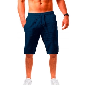 Detail van marineblauwe linnen korte broek met elastische tailleband met trekkoord en stof