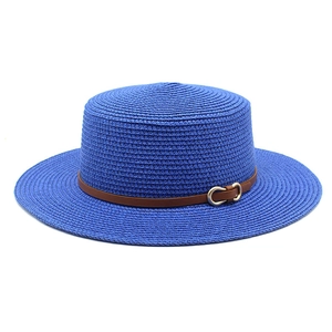 Chapeau de paille bleu roi à toit plat avec bande en cuir marron et boucle métallique chic