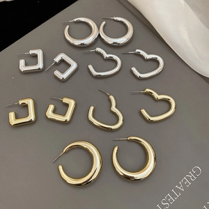 Lot de boucles d'oreilles géométriques polies en or et argent aux formes coeur et carrée