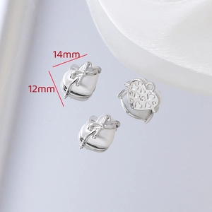 Détail des pendentifs cœur et nœud argentés avec dimensions de 14mm par 12mm