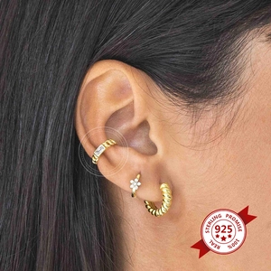 Gros plan d'un ensemble de boucles d'oreilles en argent 925 plaqué or 18 carats