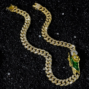 Collier chaîne cubaine 12mm serti de diamants avec pendentif Saint Jude doré sur fond noir