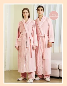 Détail du peignoir en polaire rose cerisier avec liseré blanc et ceinture nouée