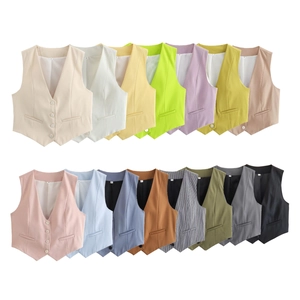 Gilet pour femme à col en V boutonné disponible en 15 coloris sur fond blanc pur