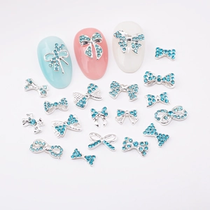 Vue détaillée de bijoux d'ongles en alliage argenté avec strass bleus sur faux ongles