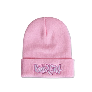 Dettaglio del berretto in maglia rosa con trama a costine e ricamo BABYGIRL 3D