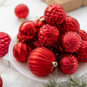Lot de boules de Noël rouges aux textures variées présentées dans une assiette blanche