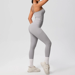 Détail de l'ensemble de yoga gris avec débardeur dos nu et legging avec poches latérales