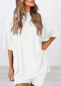 Détail de la texture gaufrée blanche sur l'ensemble t-shirt ample et short cycliste femme