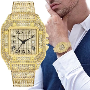 Detalle macro de un reloj de lujo para hombre en oro cuadrado con incrustación de diamantes