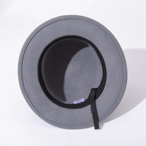 Vue intérieure d'un chapeau en laine gris à bord plat avec étiquette