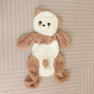 Détail à plat d'une grenouillère en peluche ours brun et crème en laine d'agneau chaude