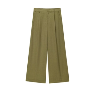 Détail du pantalon large en lin vert olive avec taille plissée et passants sur fond blanc