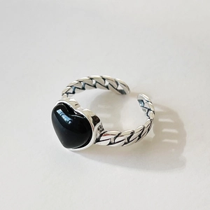 S925 sterling silver ring with heart-shaped black agate and curb link chain design