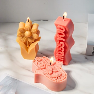 Detailweergave van 3D-bloem en Fatima-hand geurkaarsen met Miss You tekst in reliëf