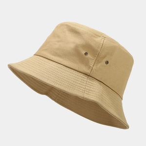 Dettaglio del cappello a secchiello beige con occhielli in metallo e cuciture rinforzate