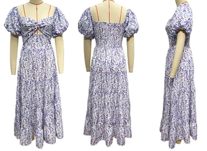 Details des blau-violetten Blumenkleides mit Puffärmeln und gestuftem Rockteil