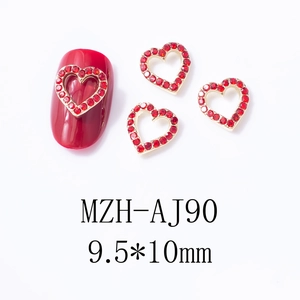 Vue détaillée des bijoux d'ongles cœur rouge ajouré avec base dorée et taille 9,5x10mm