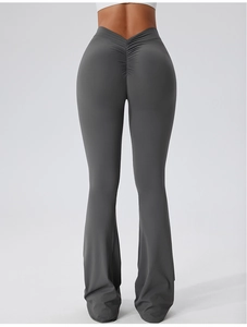 Détail du pantalon de yoga évasé gris à taille haute avec couture en V et effet push-up