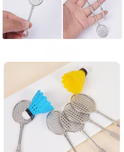 Dettaglio del mini ciondolo racchetta da badminton e volano colorato per portachiavi