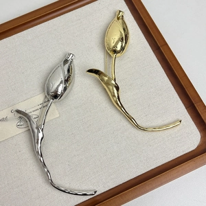 Elegant tulip flower metal brooches in gold and silver finish with hammer texture