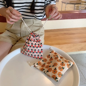 Primer plano de bolsas de tela con cordón y estampados florales en algodón rugoso